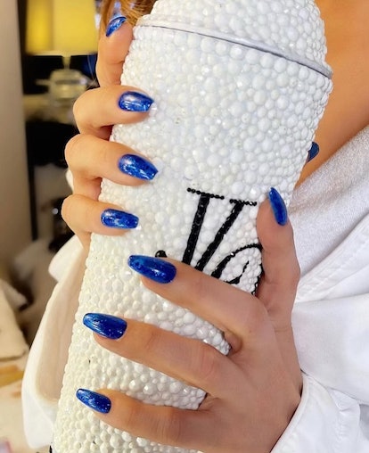 Jennifer Lopez rocks royal blue nails ahead of the 2023 holiday season.
