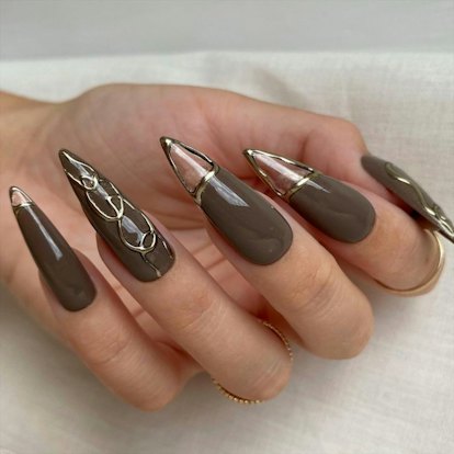 Earthy chrome nails that match the cabincore aesthetic.